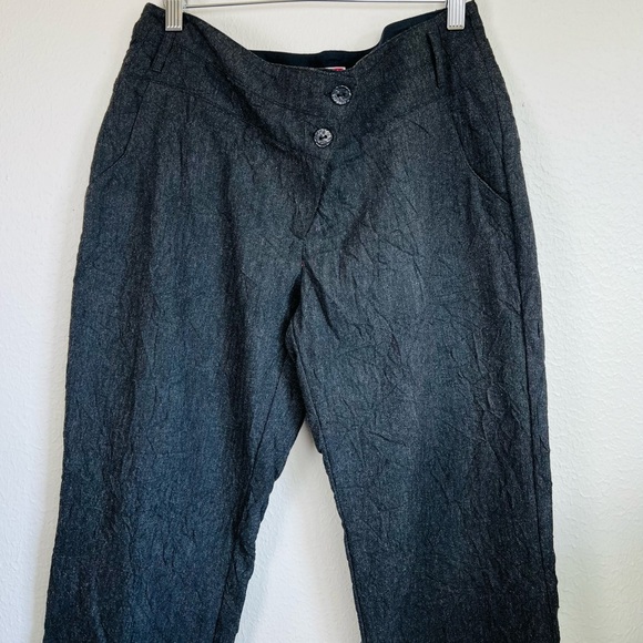 CHARCOAL GREY CRINKLE DESIGN CROPPED CUFFED TROUSERS - Picture 3 of 5
